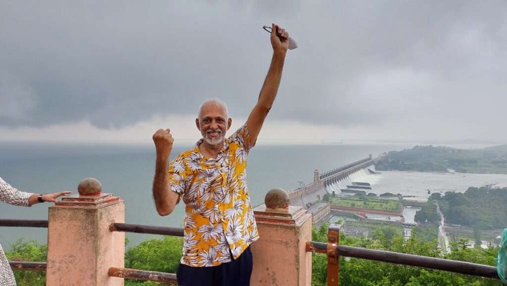 Tungabhadra-Dam-viewpoint-–-in-a-drizzle-–-the-river-the-land-the-sky-and-the-clouds-merge-creating-one-large-grey-canvas