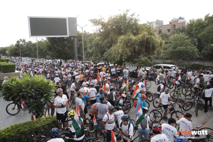 Dwarka Cyclothon people gathered.