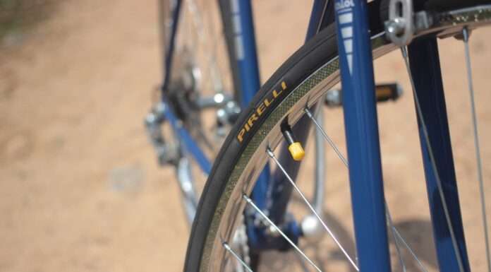 Crack on the tire? shall I continue riding?