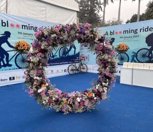 4-degree temperature, 60 cyclists, and a zillion flowers- See how Delhi cyclists advocate usage of natural flowers